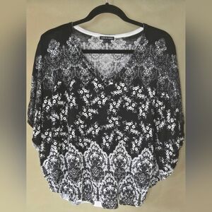 LEO & UGO | Black and White V-Neck Floral Print Top, Size XS